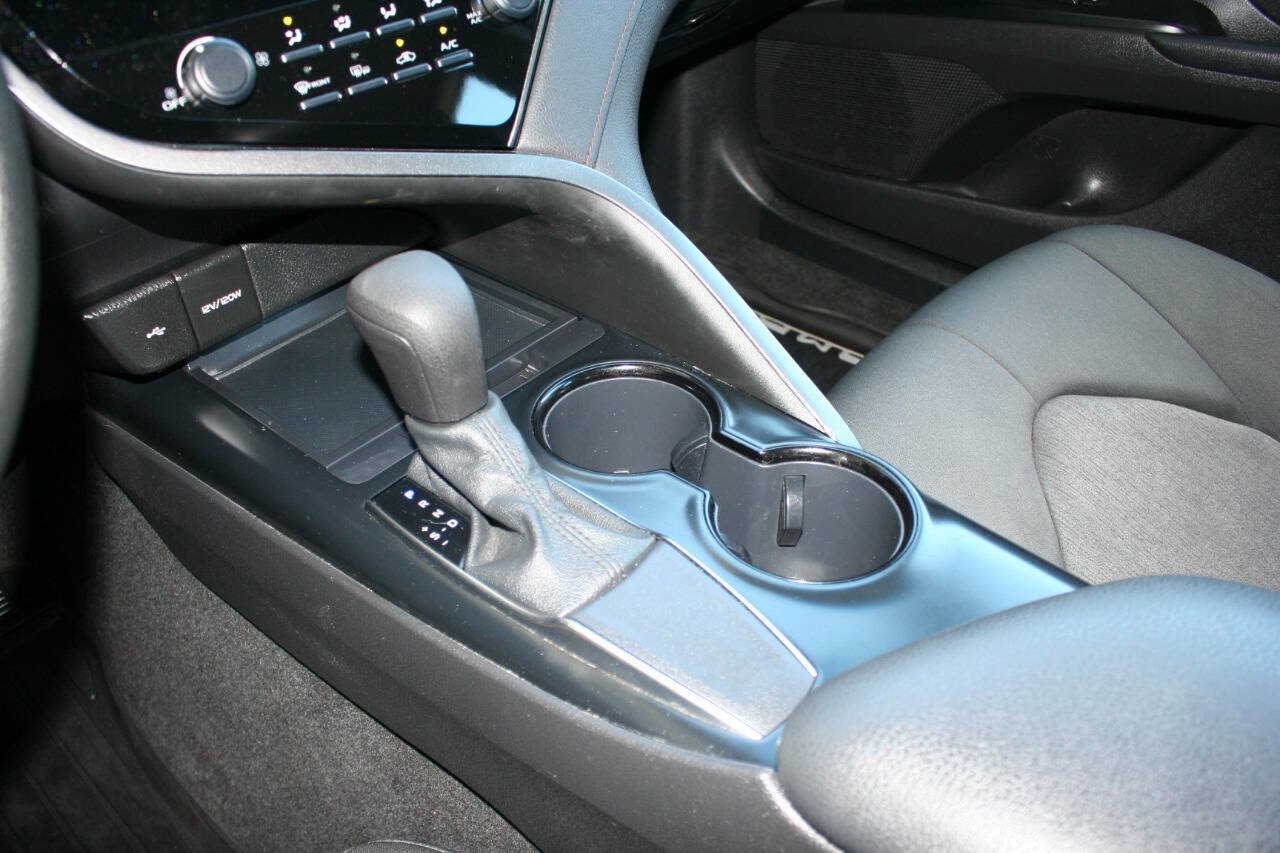 Used 2020 Toyota Camry LE w/ Convenience Package FWD image 18
