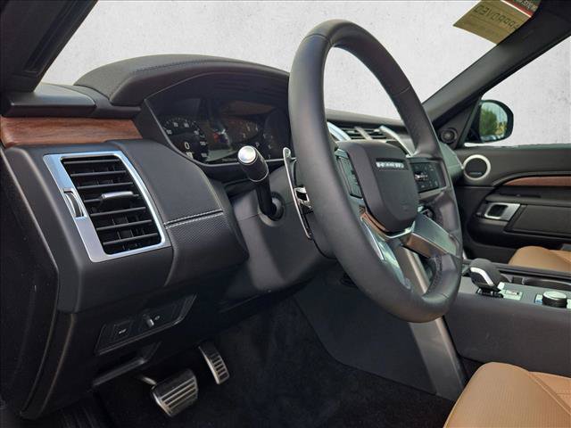 Used 2025 Land Rover Discovery Dynamic SE AWD/4WD image 10