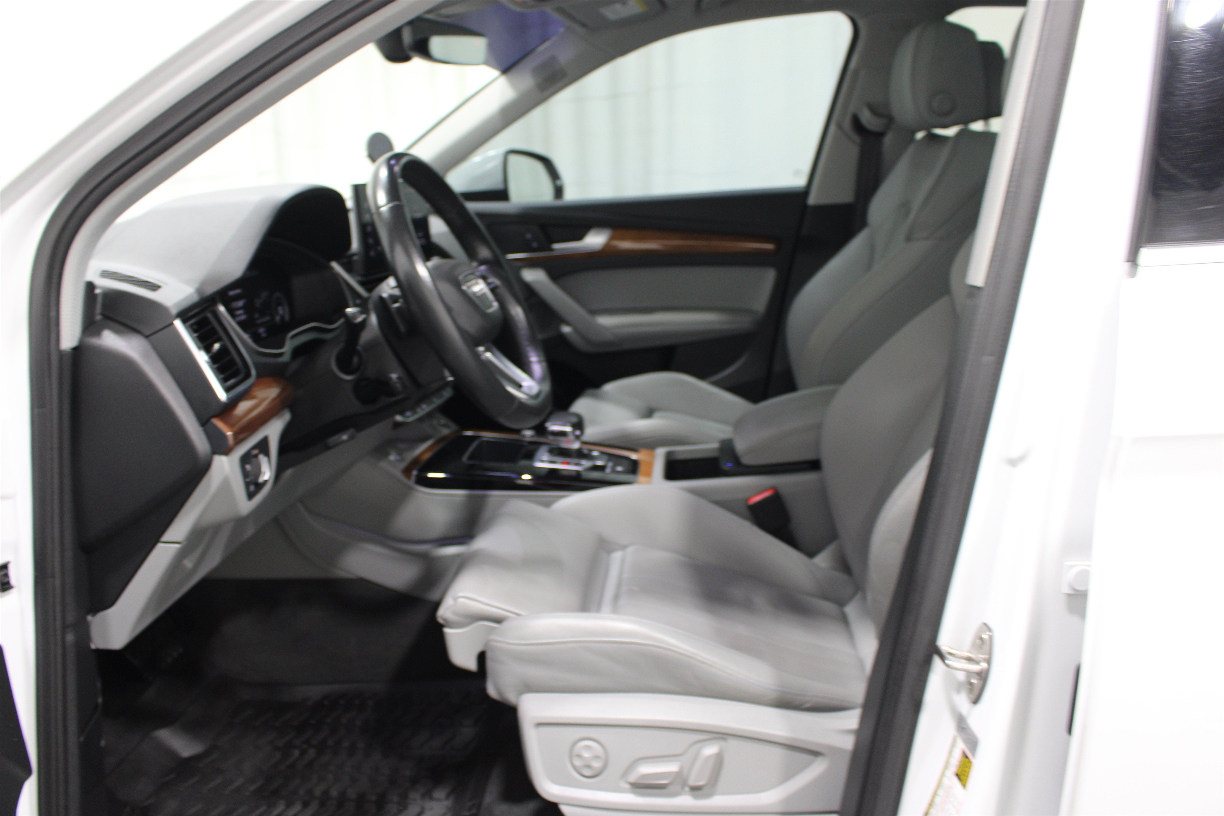 Used 2022 Audi Q5 e Premium Plus AWD/4WD image 3
