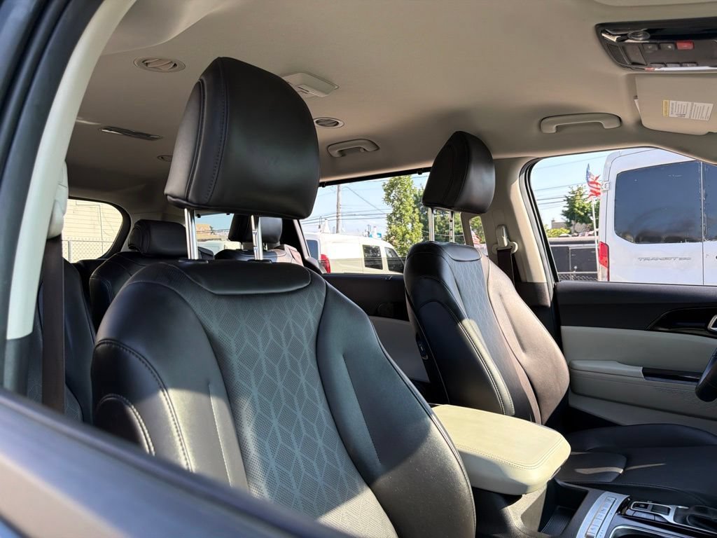 Used 2024 Kia Carnival EX FWD image 10