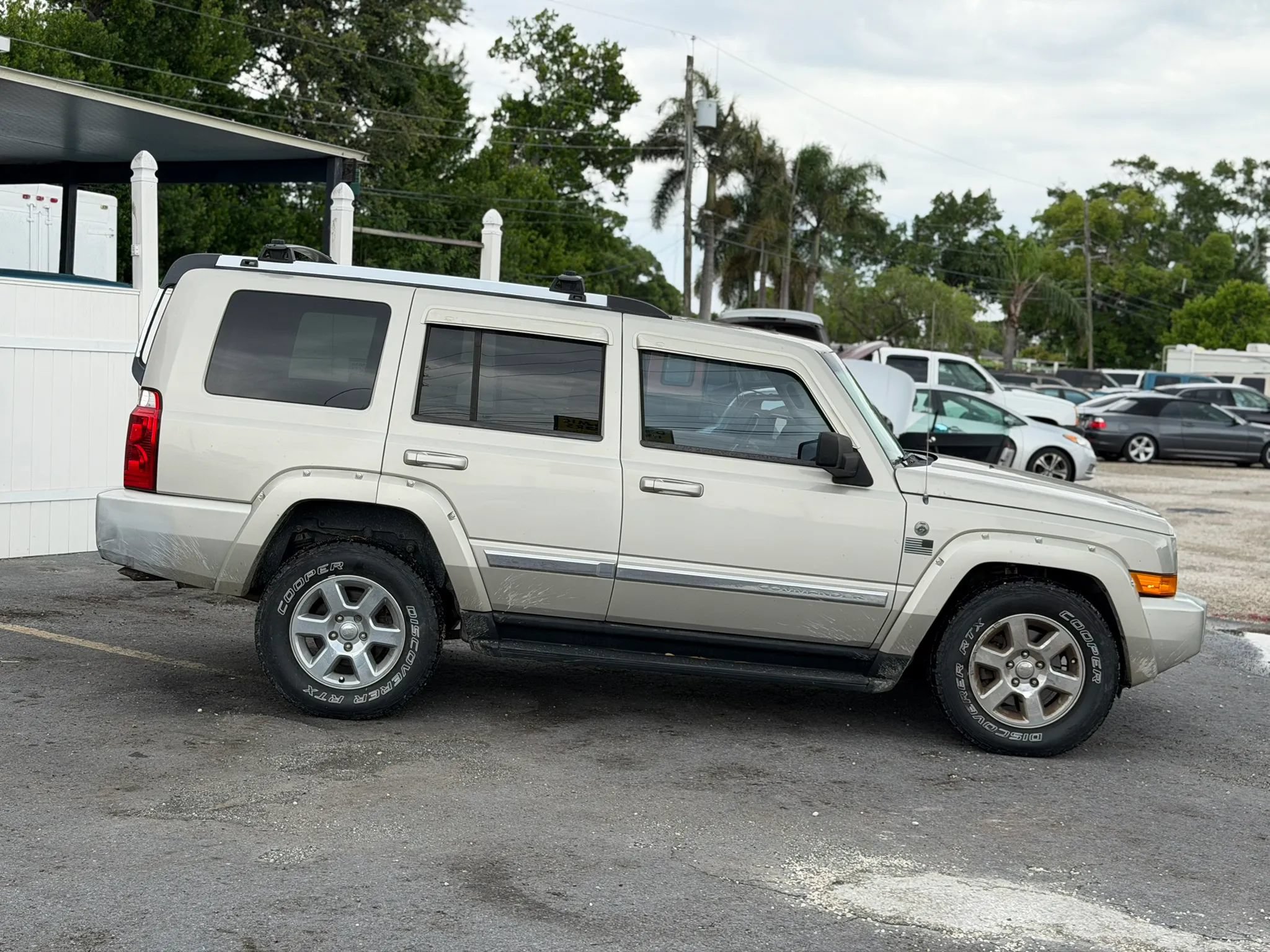 Used 2008 Jeep Commander Limited AWD/4WD image 2