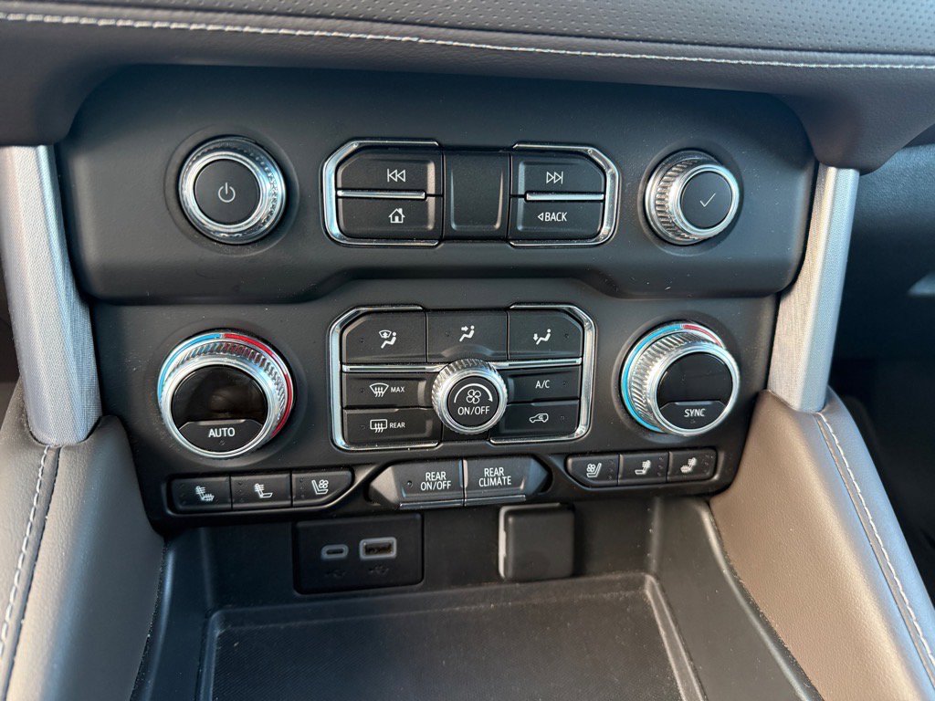 Used 2024 GMC Yukon SLT w/ SLT Luxury Package image 18