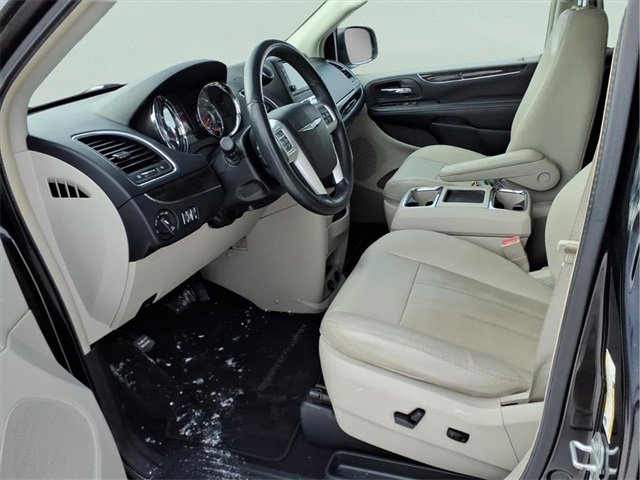 Used 2016 Chrysler Town & Country Touring w/ Driver Convenience Group image 11