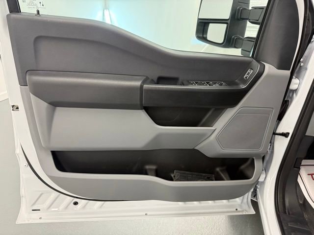 New 2026 Ford F250 XL w/ XL Chrome Package image 13