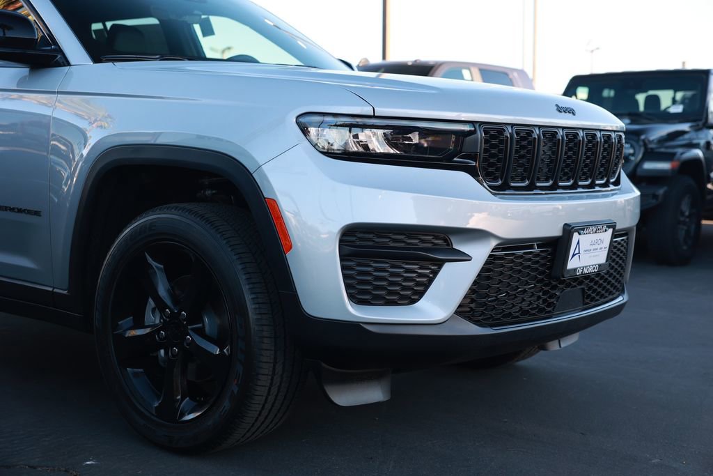 New 2025 Jeep Grand Cherokee Altitude image 7