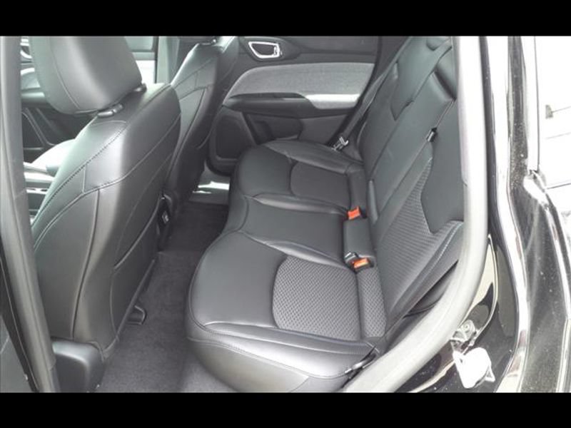 Used 2024 Jeep Compass Latitude AWD/4WD image 7