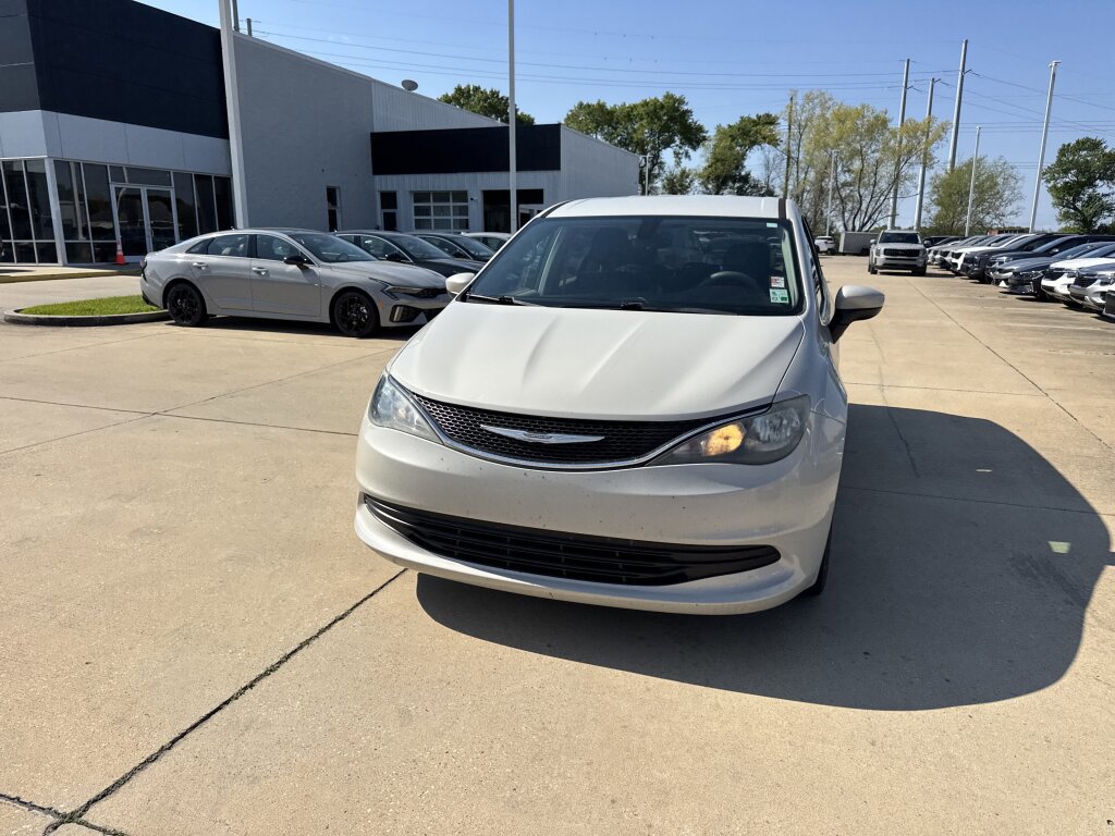 Used 2017 Chrysler Pacifica Touring image 5