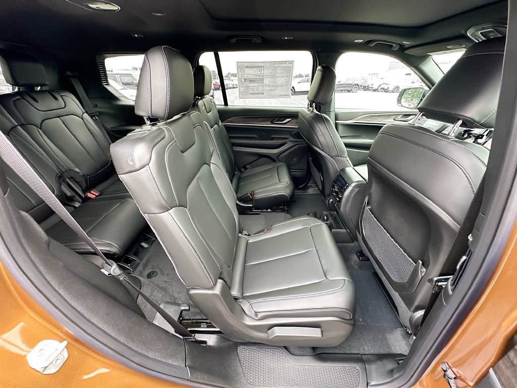 New 2026 Jeep Grand Cherokee L Limited w/ Limited Altitude Package AWD/4WD image 37