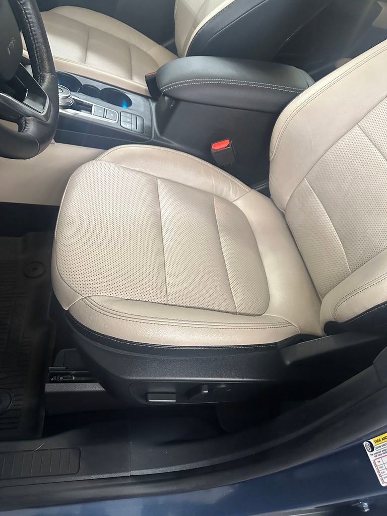 Used 2020 Ford Escape Titanium w/ Titanium Premium Package 2.0 AWD/4WD image 14