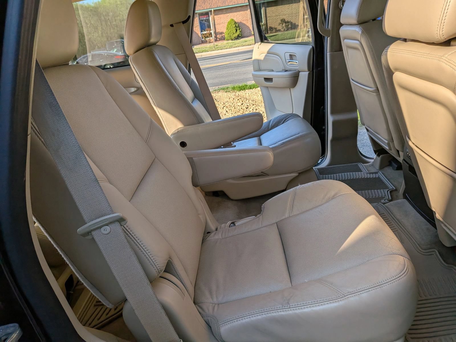 Used 2011 Cadillac Escalade Premium AWD/4WD image 36