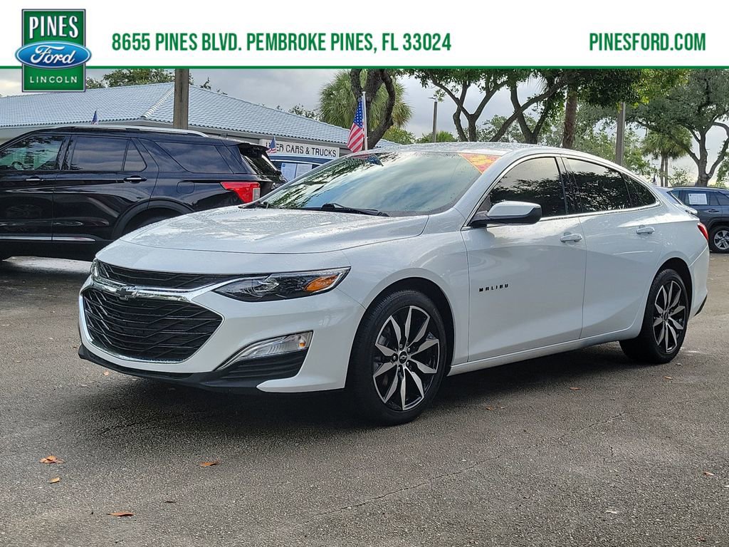 Used 2025 Chevrolet Malibu RS FWD image 1