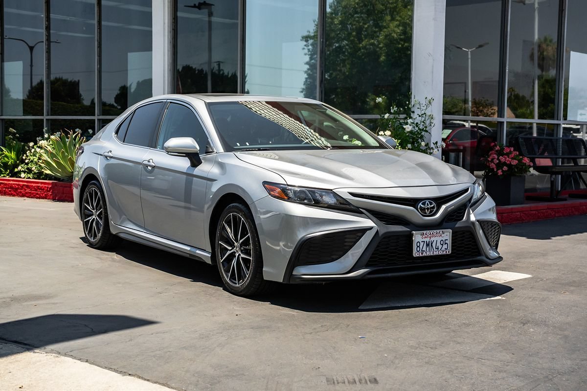 Used 2022 Toyota Camry SE w/ Convenience Package FWD image 3