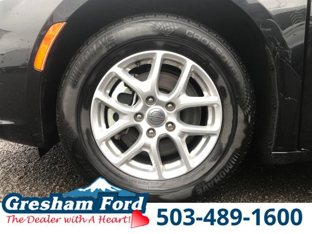 Used 2023 Chrysler Pacifica Touring-L FWD image 30