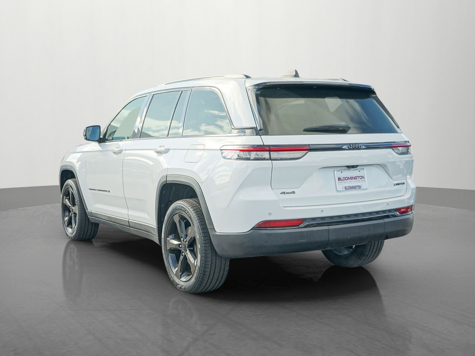 Used 2023 Jeep Grand Cherokee Limited w/ Black Appearance Package image 5