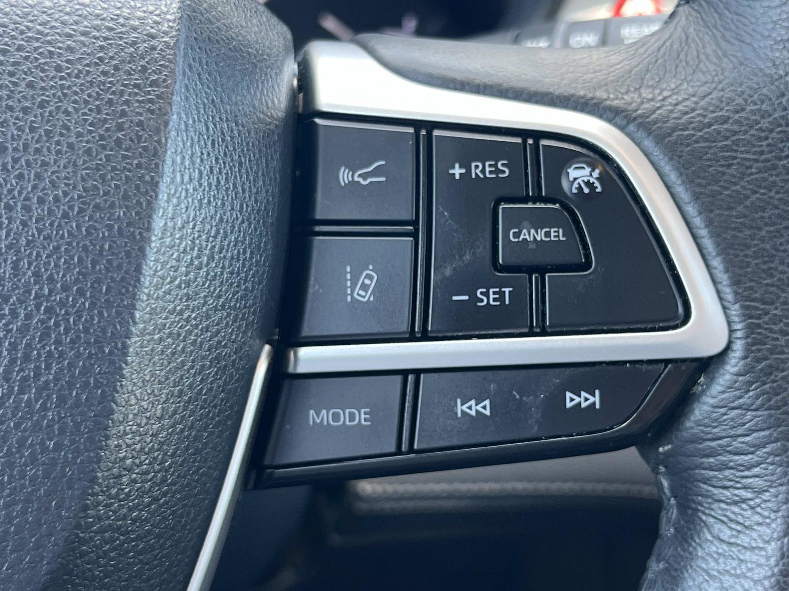 Used 2023 Toyota Sienna XLE FWD image 10