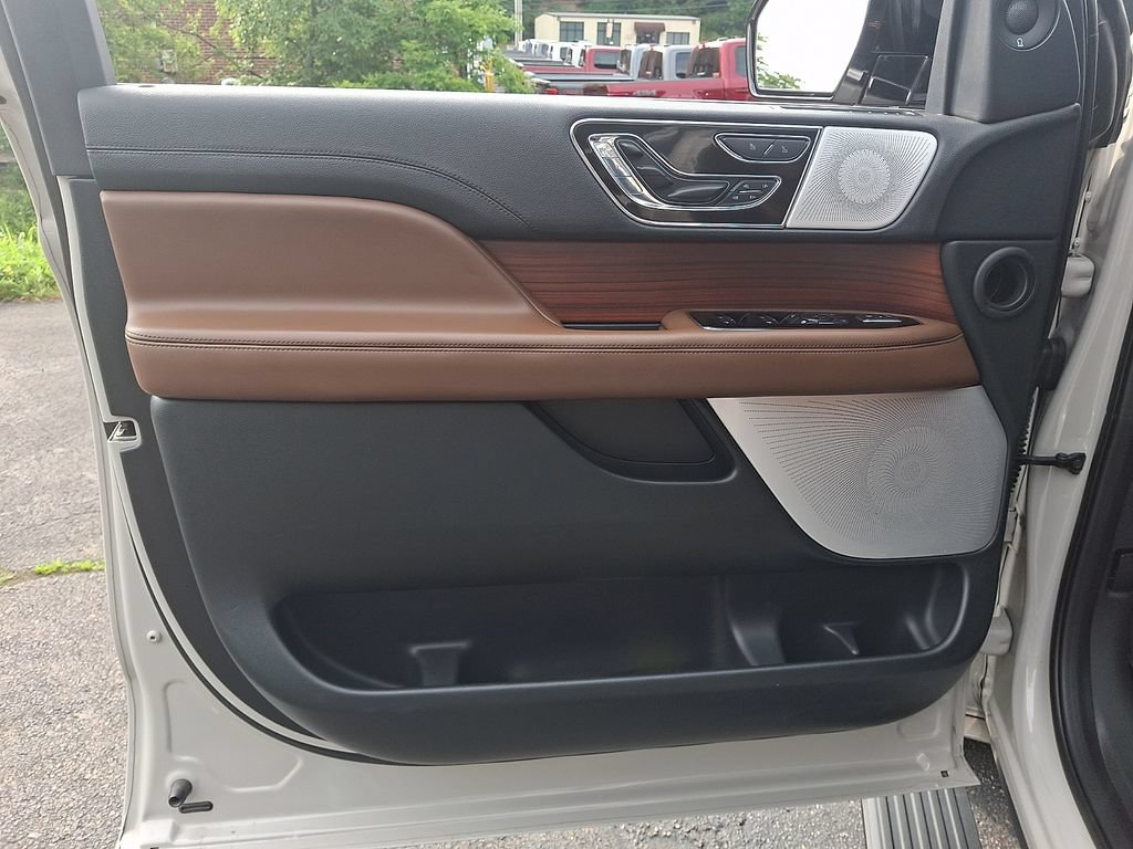 Used 2024 Lincoln Navigator Reserve AWD/4WD image 12