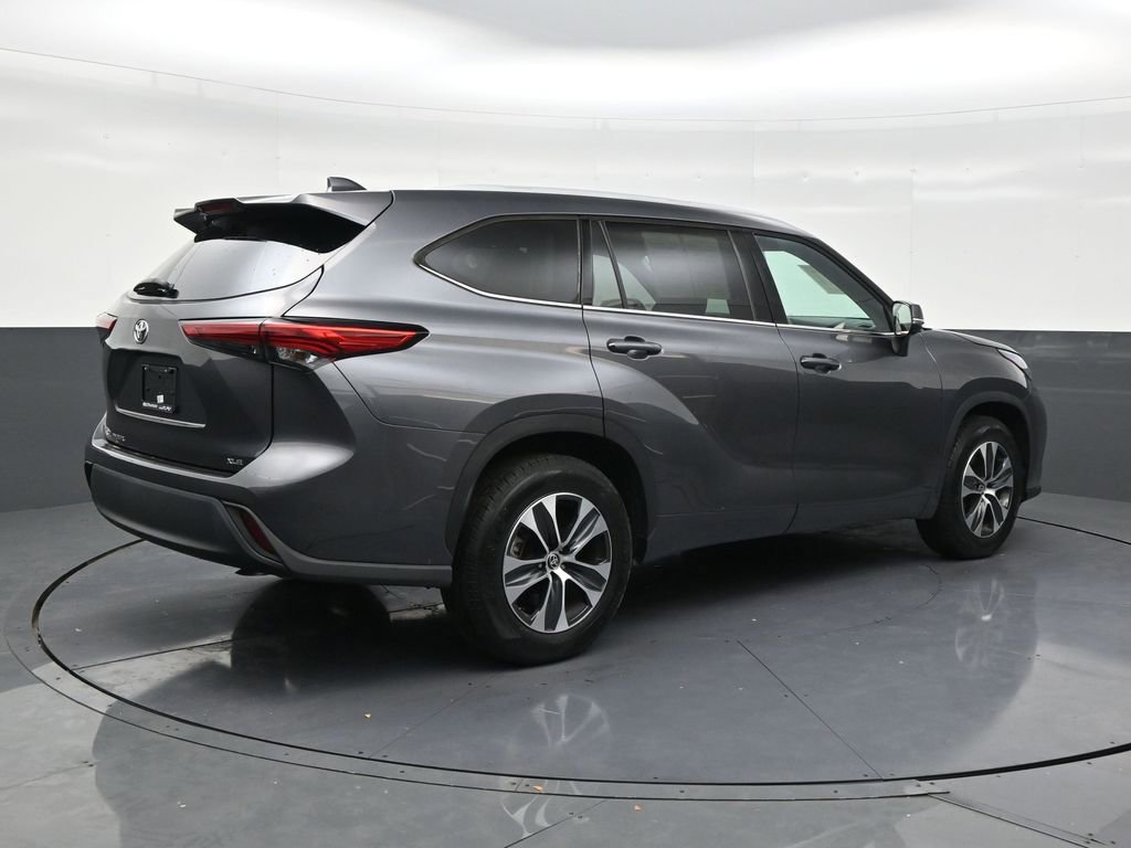 Used 2022 Toyota Highlander XLE FWD image 5