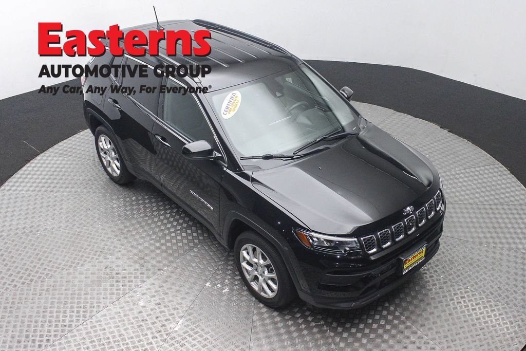 Used 2024 Jeep Compass Latitude AWD/4WD image 3