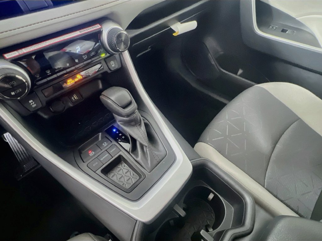 Used 2025 Toyota RAV4 XLE w/ Convenience Package FWD image 21