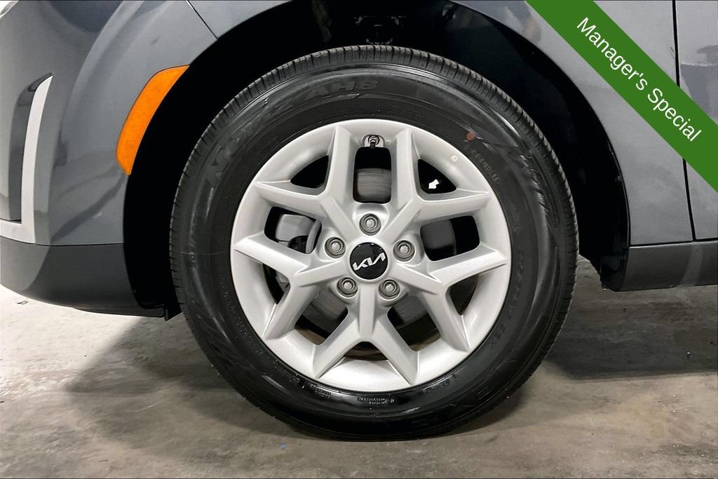 Used 2025 Kia Soul LX w/ LX Technology Package FWD image 10