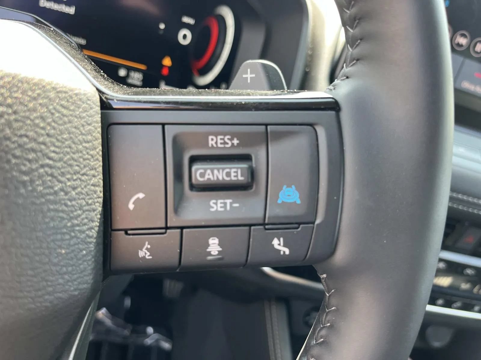 Used 2025 Nissan Rogue Platinum w/ Tech Package FWD image 34