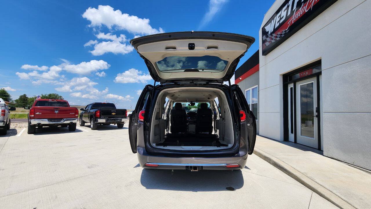 Used 2022 Chrysler Pacifica Touring-L FWD image 27