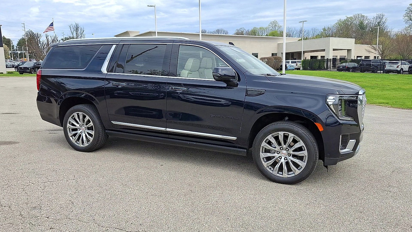 Certified 2023 GMC Yukon XL Denali w/ Advanced Technology Package image 2