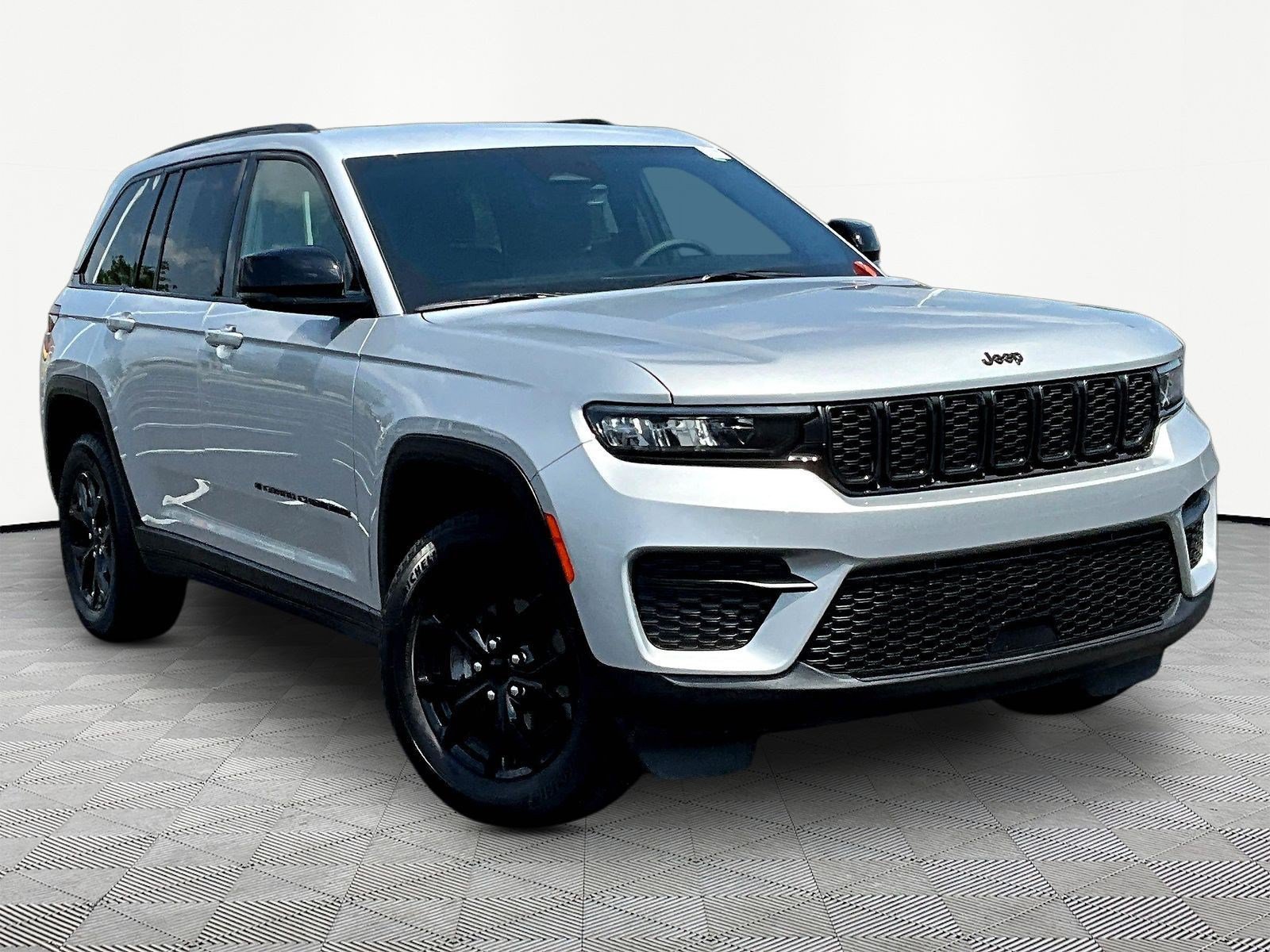 Used 2025 Jeep Grand Cherokee Altitude AWD/4WD image 3