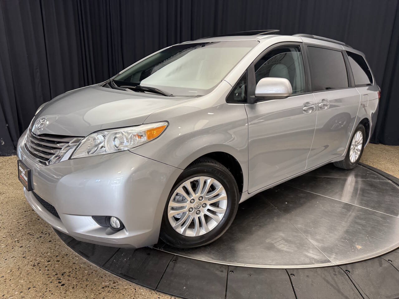 Used 2015 Toyota Sienna XLE w/ XLE Navigation Package FWD image 2