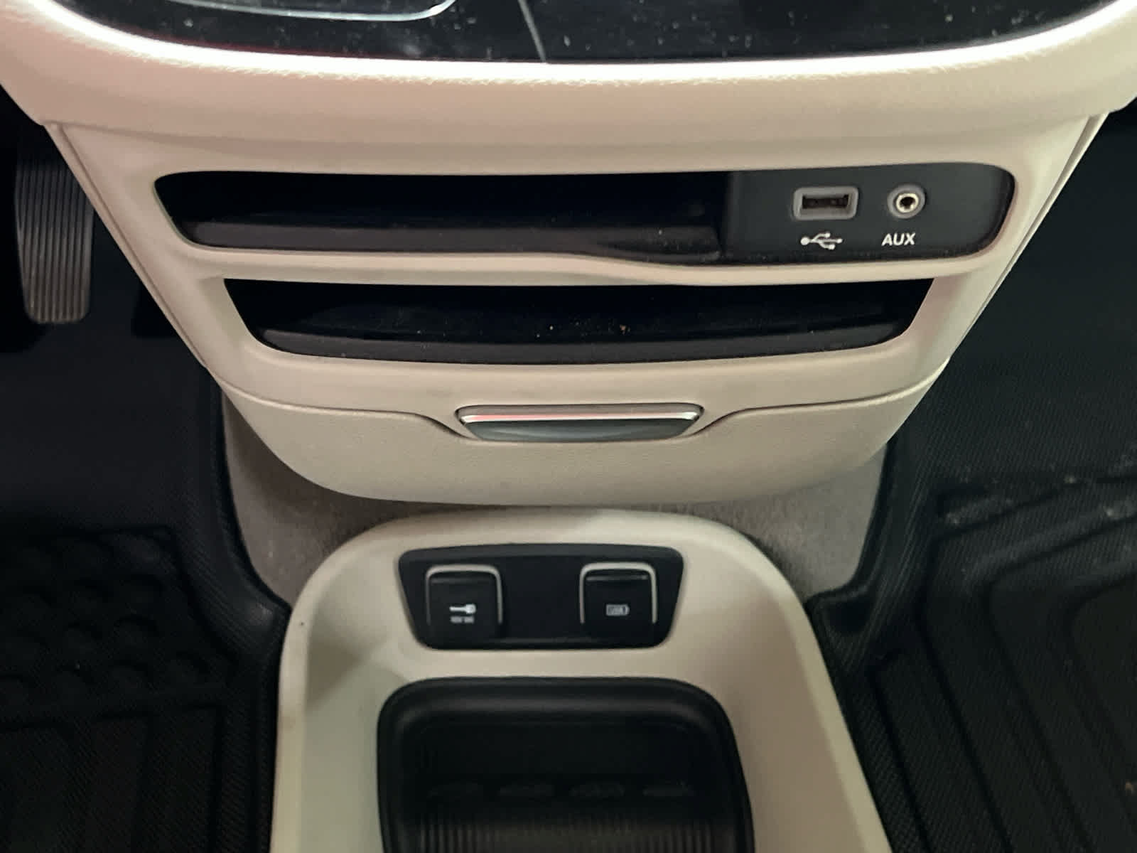 Used 2018 Chrysler Pacifica Touring-L FWD image 18