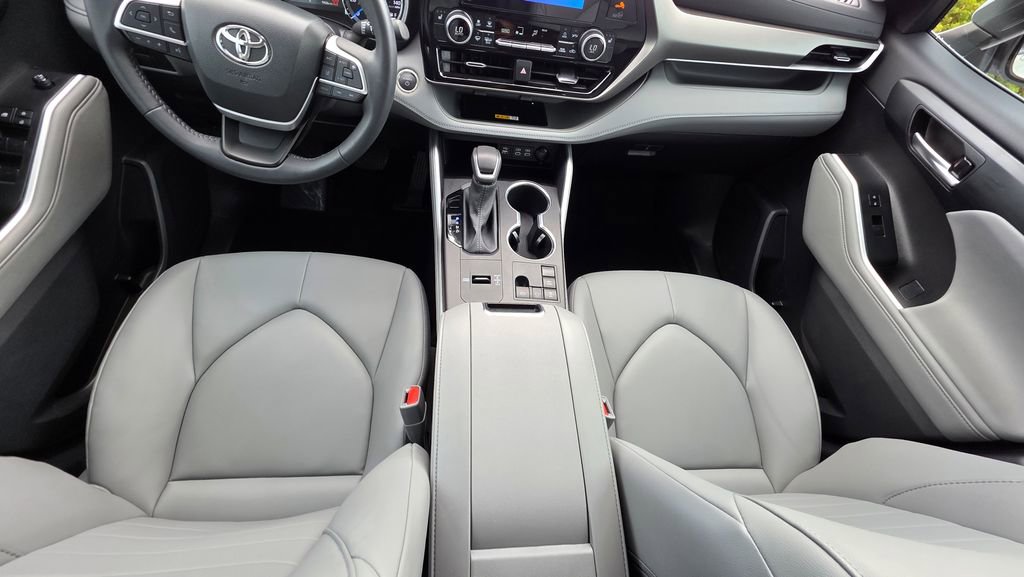Certified 2024 Toyota Highlander XLE image 16