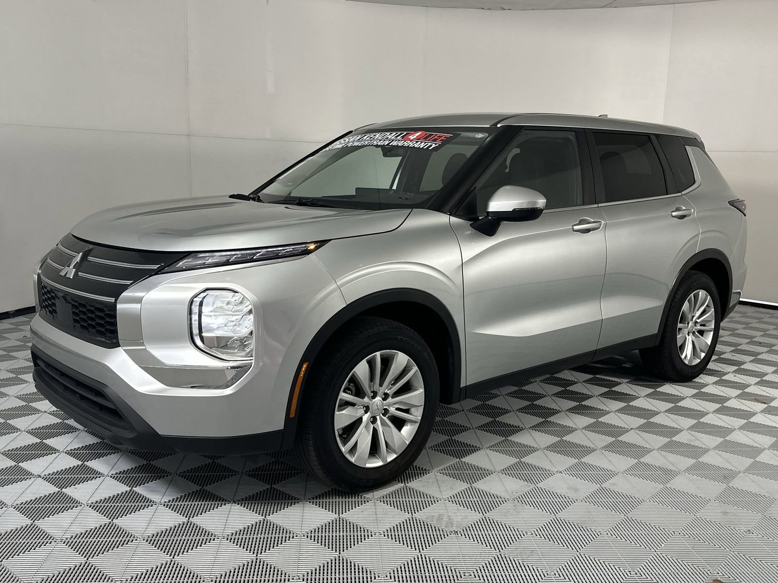 Used 2025 Mitsubishi Outlander ES image 4