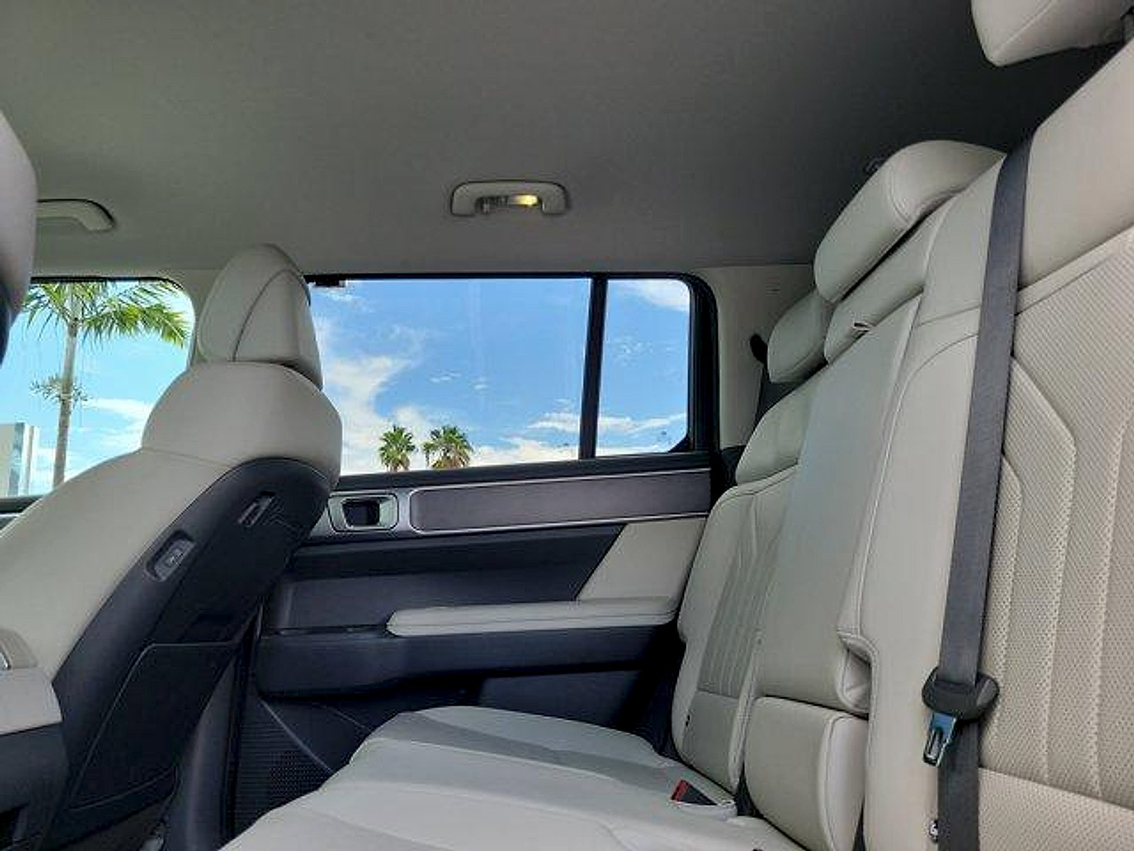 Used 2025 Hyundai Santa Fe SEL FWD image 12