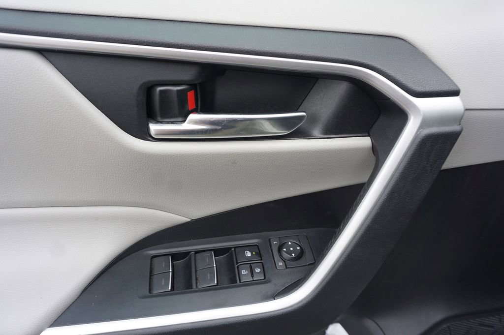 Used 2022 Toyota RAV4 XLE w/ Convenience Package image 4