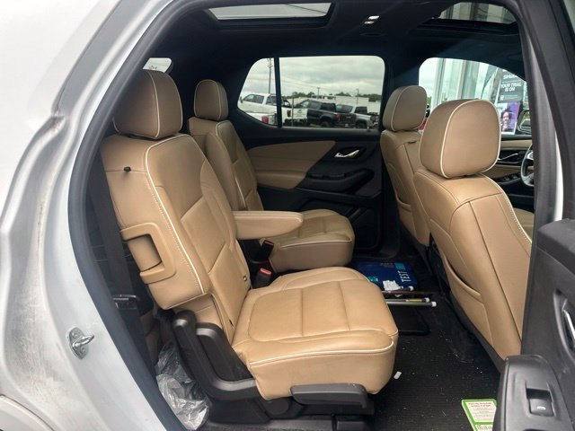Used 2023 Chevrolet Traverse Premier FWD image 12