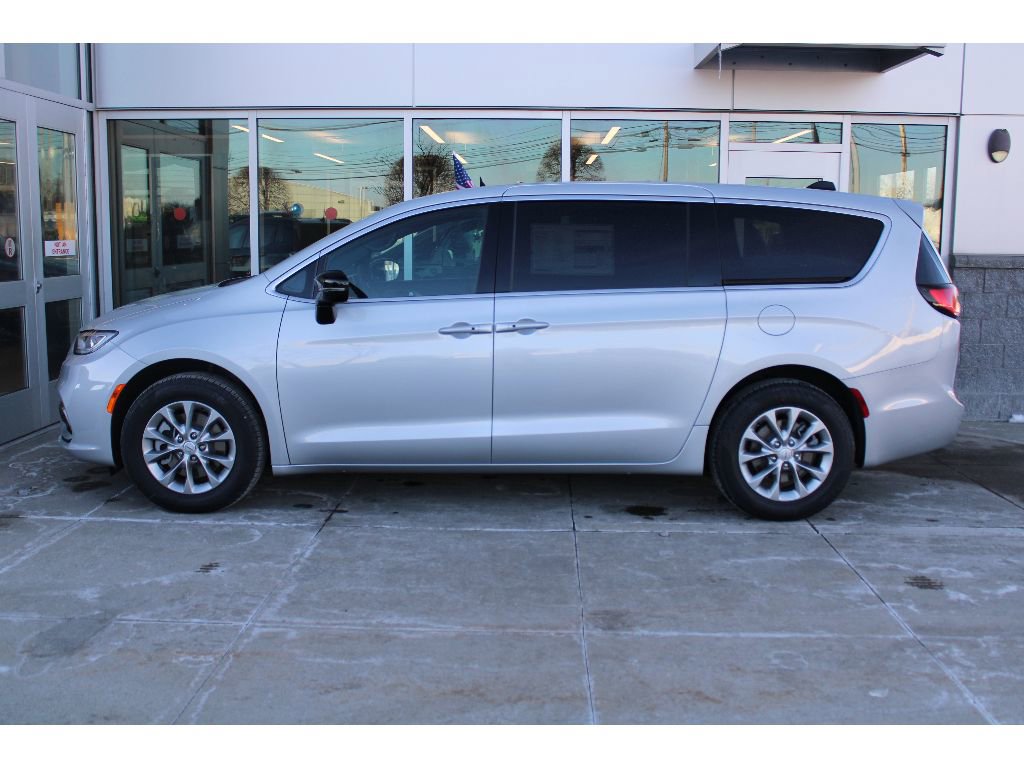 New 2026 Chrysler Pacifica Select image 5
