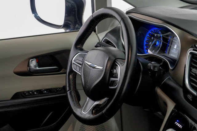Used 2019 Chrysler Pacifica Touring-L FWD image 14
