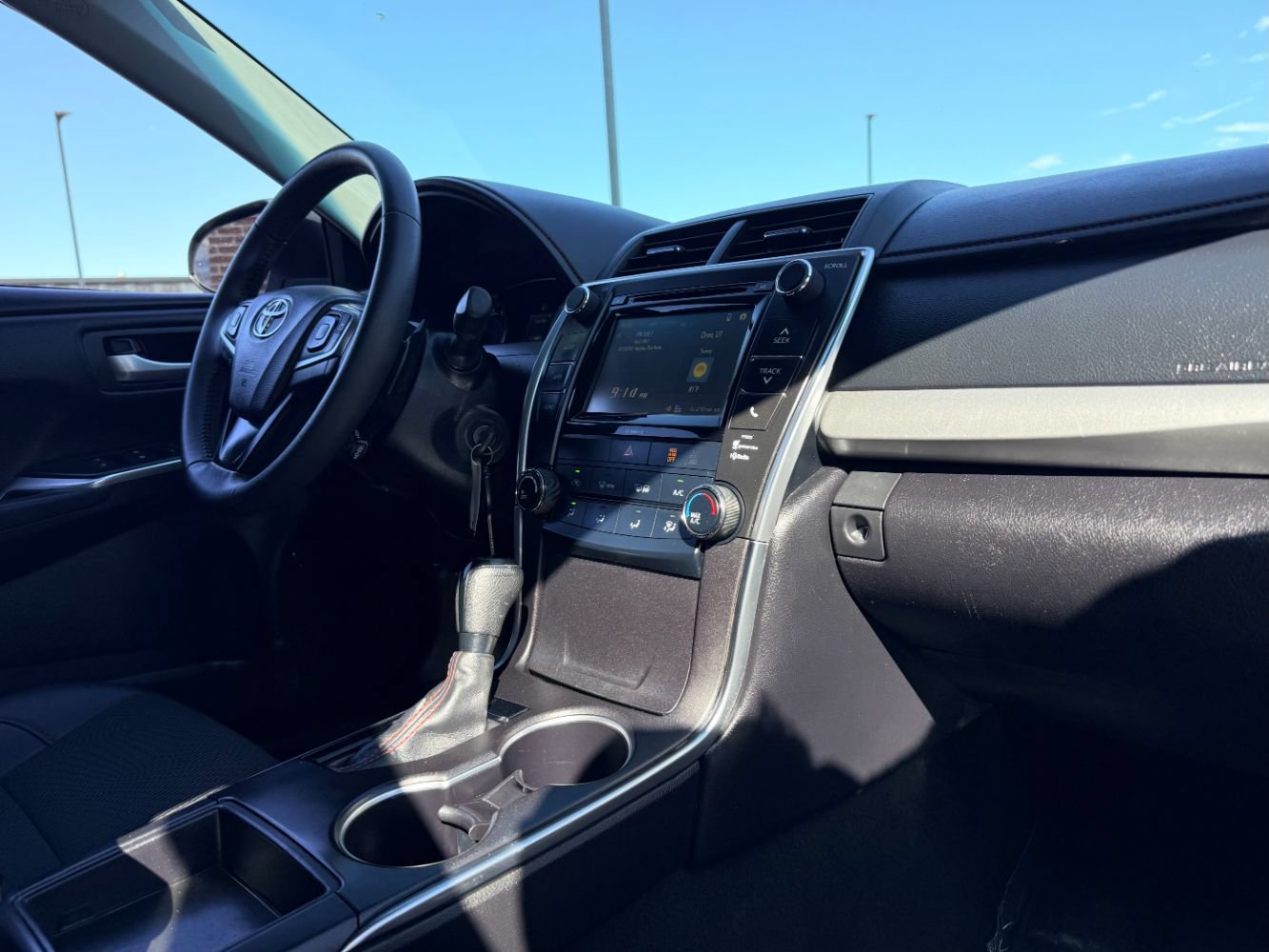 Used 2017 Toyota Camry SE w/ Moonroof Package FWD image 14