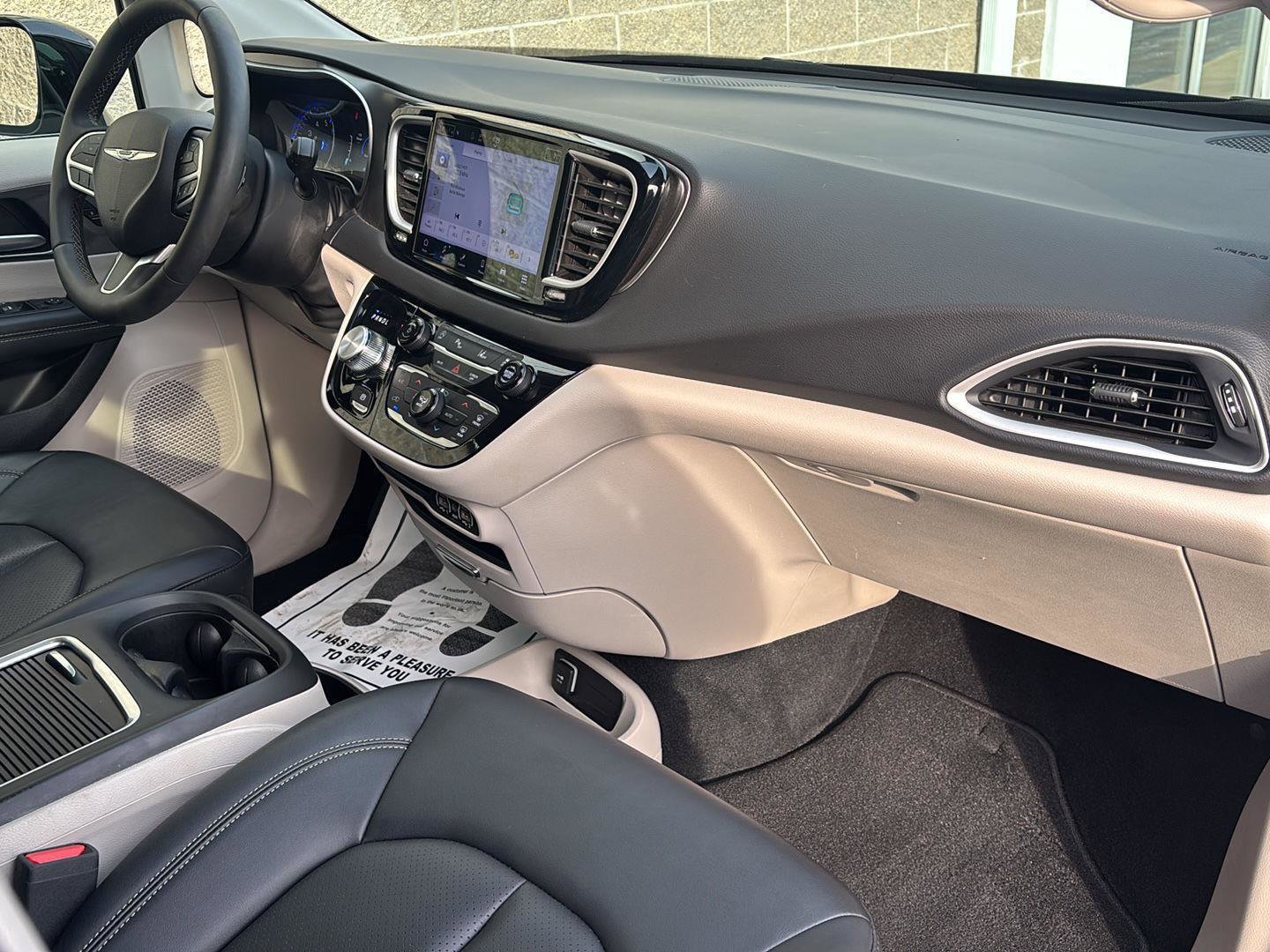 Used 2024 Chrysler Pacifica Touring-L FWD image 18