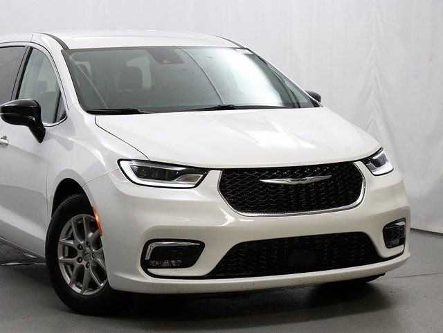 Used 2024 Chrysler Pacifica Touring-L image 2