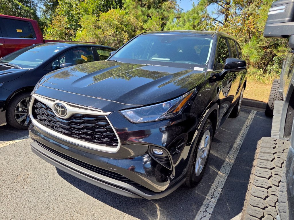 Used 2023 Toyota Highlander LE FWD image 3
