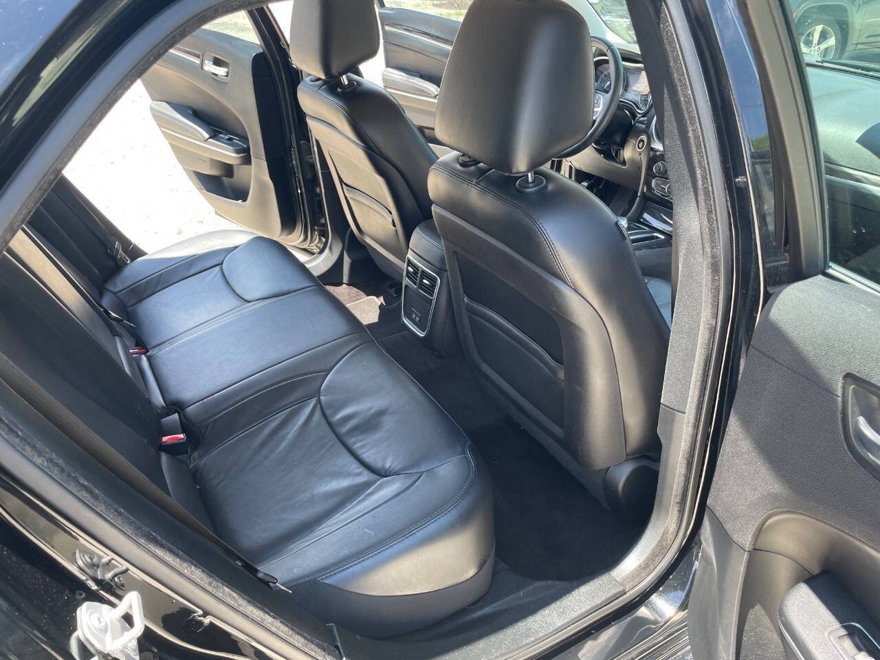 Used 2017 Chrysler 300 Limited RWD image 31