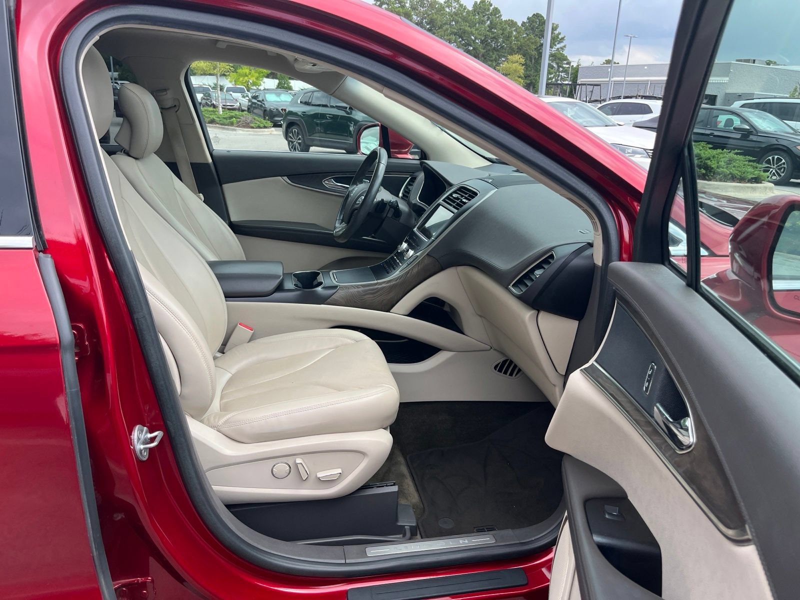 Used 2018 Lincoln MKX Reserve w/ Driver Assistance Package FWD image 34