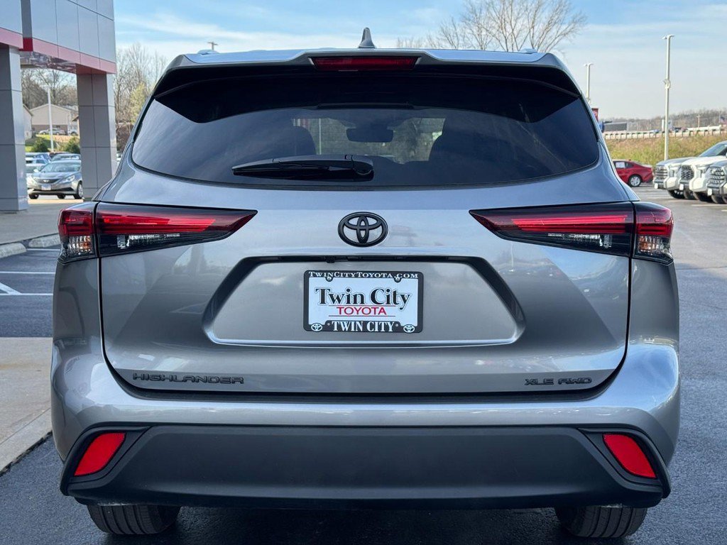 Certified 2025 Toyota Highlander XLE image 6