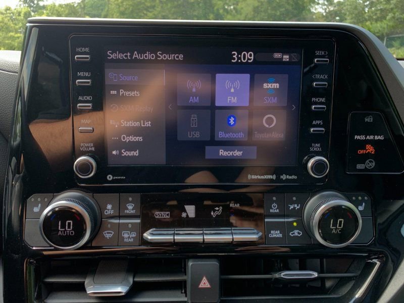 Used 2020 Toyota Highlander XLE AWD/4WD image 20