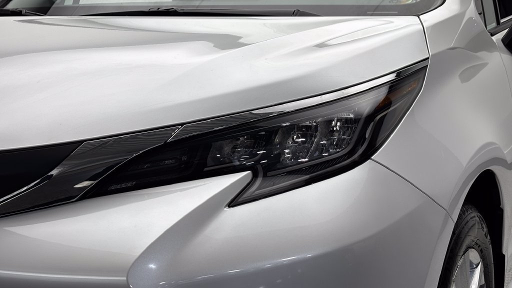 Certified 2026 Toyota Sienna XLE FWD image 3