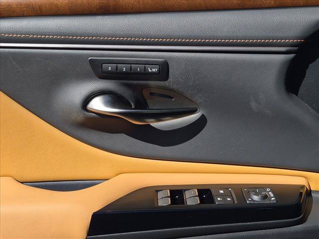 Used 2025 Lexus ES 300h w/ Technology Package FWD image 2