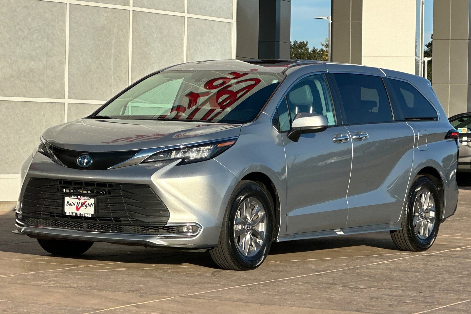 Used 2022 Toyota Sienna XLE image 10