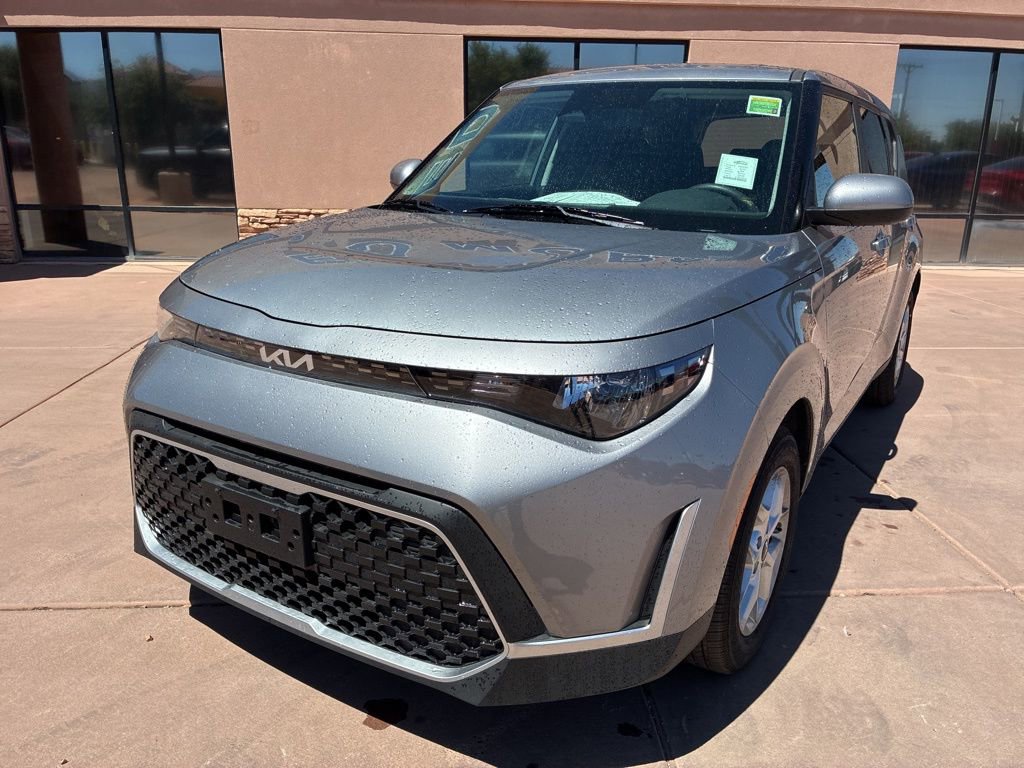 Used 2025 Kia Soul LX FWD image 2