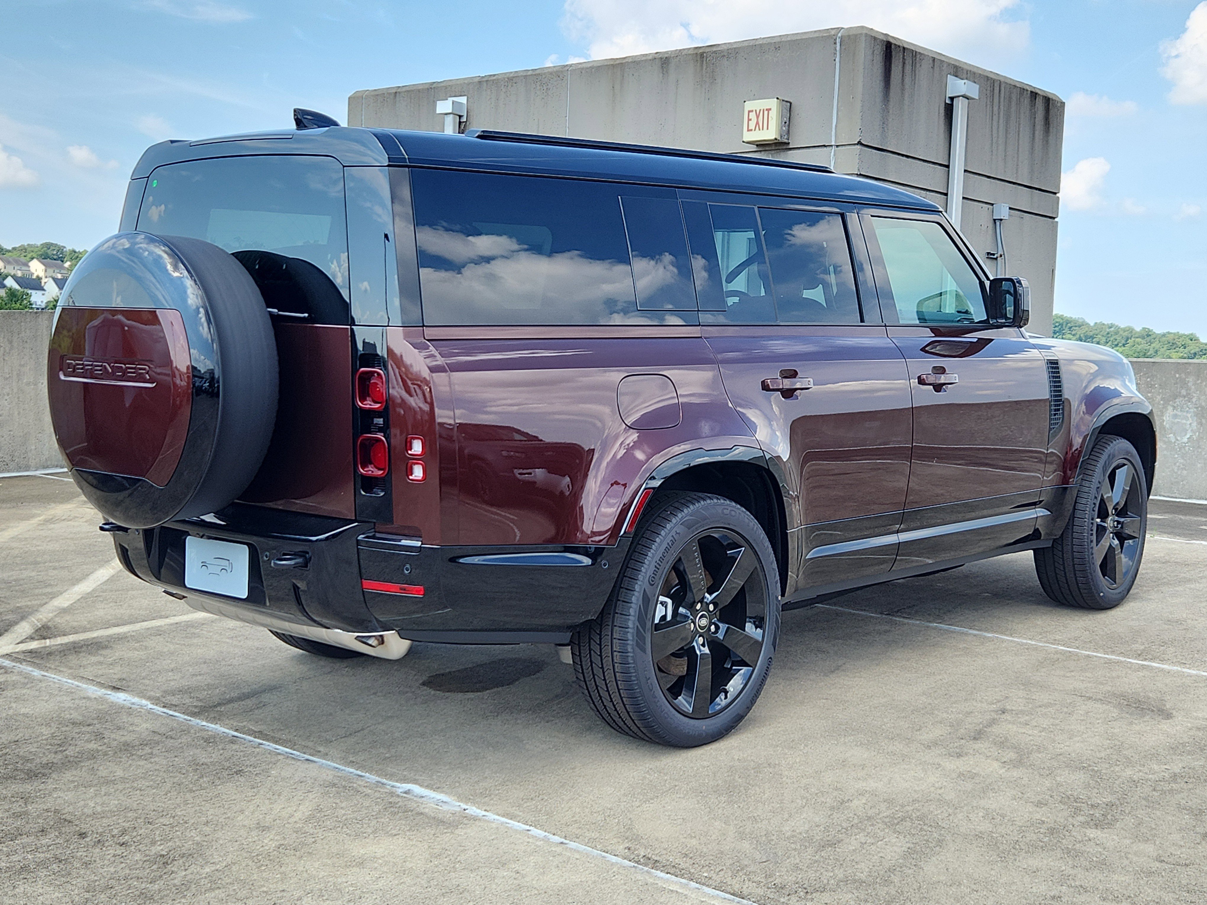 Used 2025 Land Rover Defender 130 X-Dynamic SE video 2